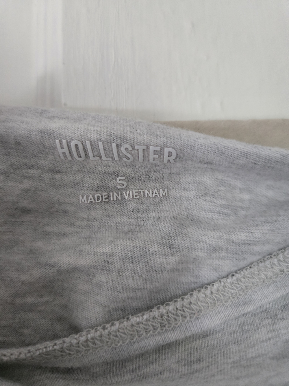 Hollister Light Heather Gray Tee with Subtle Logo And Teddy Bear On Back - Picture 3 of 4